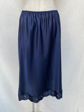 Load image into Gallery viewer, Marks &amp; Spencer skirt: Size 20-22

