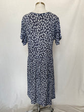 Lade das Bild in den Galerie-Viewer, Floral dress: Size 14
