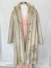 Load image into Gallery viewer, Fur coat: Size 14
