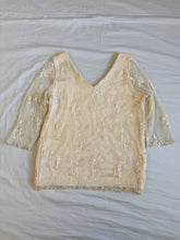 将图片加载到图库查看器，Black Apple top: Size M
