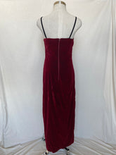 Load image into Gallery viewer, Handmade gown: Size 8
