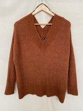 Load image into Gallery viewer, Decjuba jumper: Size M
