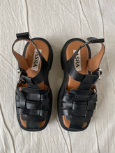Lade das Bild in den Galerie-Viewer, Asra shoes: Size 7.5 / 38
