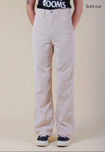Load image into Gallery viewer, Levis pants: Size 25
