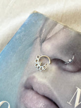 Cargar imagen en el visor de la galería, Silver septum ring
